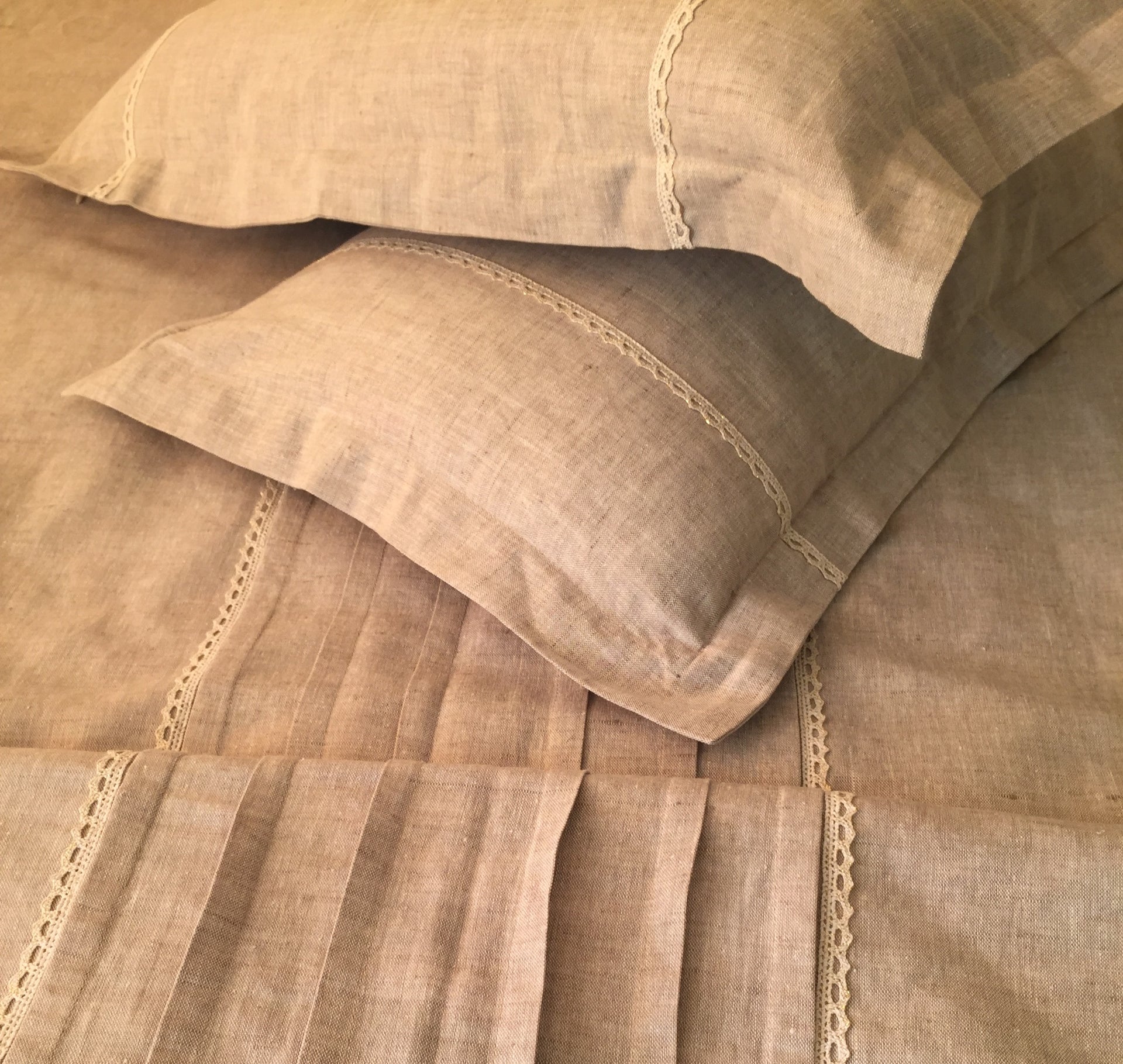 Linen Duvet Cover with Pleats and Lace